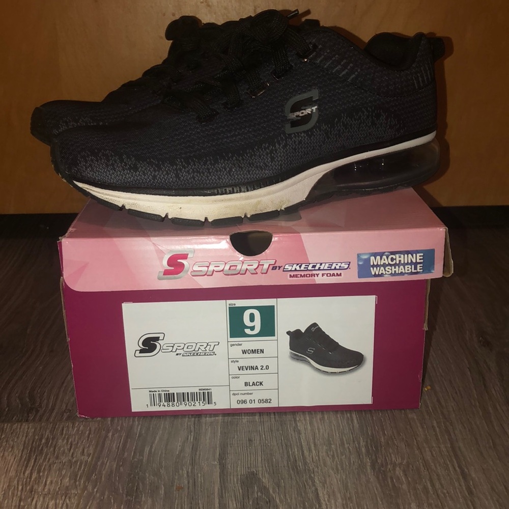 Skechers memory foam tennis shoes